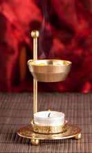 Lade das Bild in den Galerie-Viewer, Räucherstövchen aus Messing mit höhenverstellbarem Sieb "Inari"