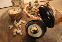 Lade das Bild in den Galerie-Viewer, Räucherpfanne aus Eisen mit Holzgriff "Mahani"