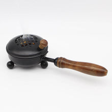 Lade das Bild in den Galerie-Viewer, Räucherpfanne aus Eisen mit Holzgriff "Mahani"