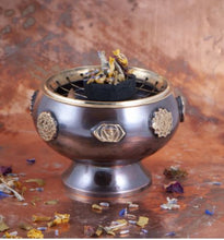 Lade das Bild in den Galerie-Viewer, Räuchergefäß mit Netz aus Messing - Chakra