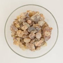 Lade das Bild in den Galerie-Viewer, schwarzer Shazri Weihrauch aus Oman in einer Schale