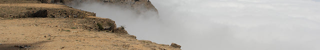 Khareef-Nebel zieht über die Felsküste von Dhofar im Oman